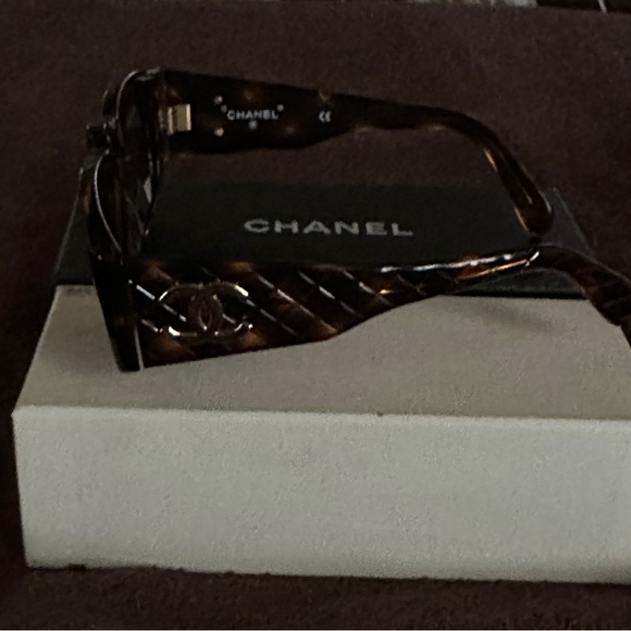 AUTHENTIC CHANEL QUILTED CC TORTOISE SUNGLASSES WITH BOX AND DUST BAG - Picture 6 of 12